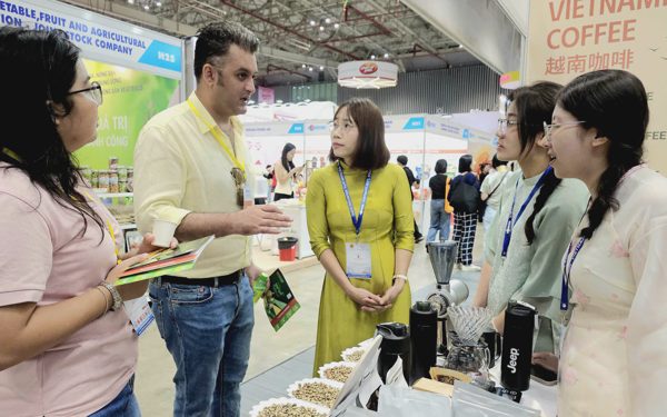 Khách quốc tế bất ngờ với hạt điều, cà phê chồn, bánh mì cấp đông... của Việt Nam