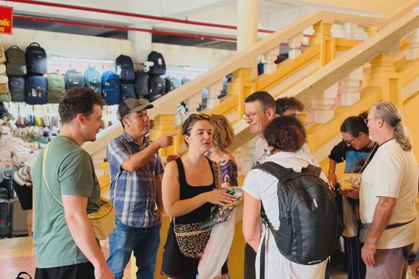 Khách quốc tế đến chợ TPHCM tấp nập, sao tiểu thương vẫn than ế?