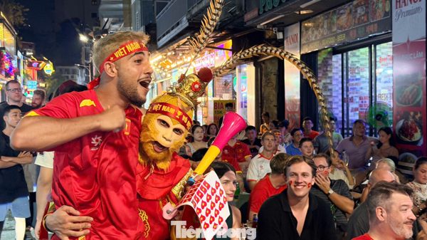 Khách Tây ăn mừng tuyển Việt Nam vô địch dù bạn gái người Thái đi cùng