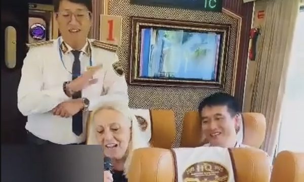 Khách Tây hát 'Còn gì đẹp hơn' trên tàu đến Quảng Trị