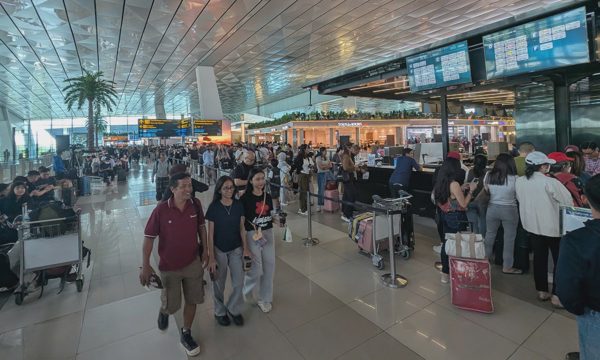 Khách Việt vật vờ 3 ngày ở sân bay Indonesia vì núi lửa phun trào
