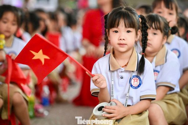 Khai giảng ở xã đảo duy nhất Hà Nội, học sinh không còn phải qua sông đến trường