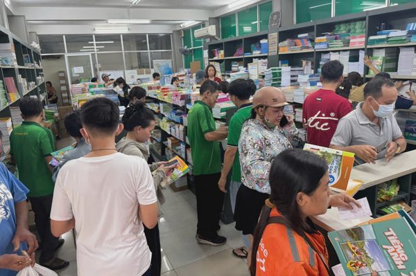 Khai giảng vẫn tất tả tìm sách giáo khoa, phải “trình” cả giấy khai sinh