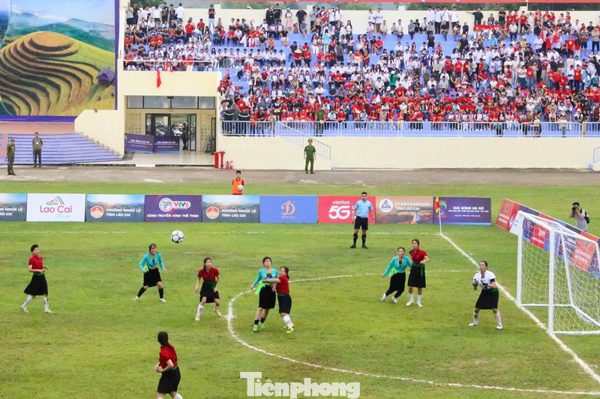 Khai hội bóng đá nữ dân tộc thiểu số, cầu thủ mặc váy áo truyền thống của dân tộc mình