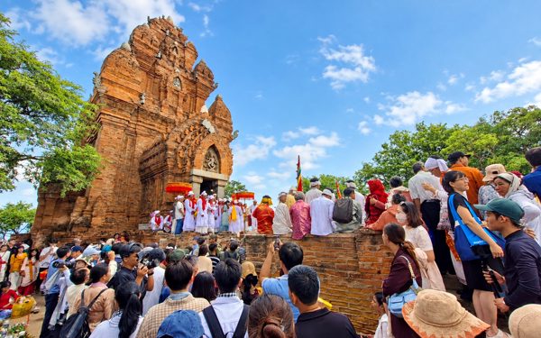Khai hội Katê 2026, tháp Chăm rộn ràng người trẩy hội