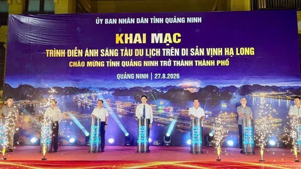 Khai mạc chương trình trình diễn ánh sáng tàu du lịch trên Di sản Vịnh Hạ Long