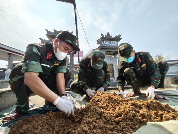 Khai mở mộ tập thể, phát hiện 17 hài cốt liệt sĩ