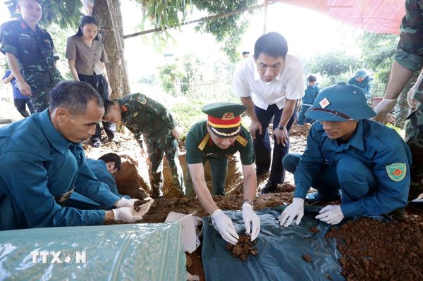 Khai quật, cất bốc hài cốt liệt sỹ ở Sơn La từ nguồn tin nhân dân