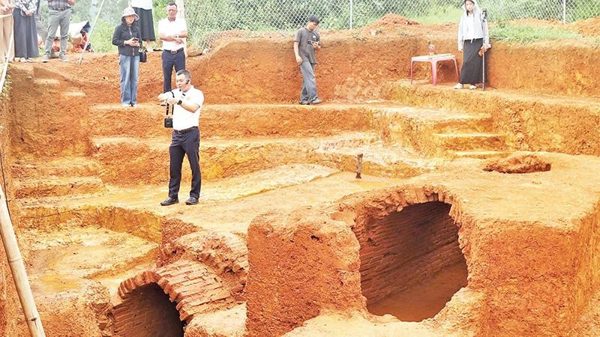 Khai quật cụm mộ gạch cổ ở Nghệ An