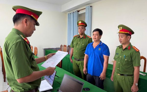 Khai thác đất mặt ruộng trái phép, một người ở Vĩnh Long bị khởi tố, cấm đi khỏi nơi cư trú