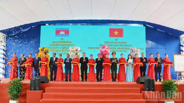 Khai trương cặp Cửa khẩu quốc tế đường bộ Khánh Bình-Chrey Thom
