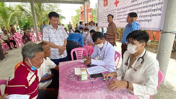Khám bệnh, cấp phát thuốc miễn phí và trao quà tặng người dân Campuchia
