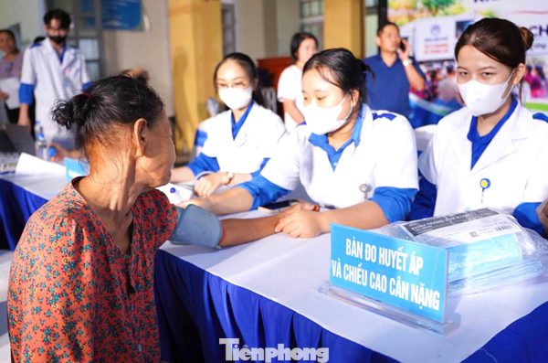 Khám bệnh miễn phí cho 2.000 người cao tuổi ở Nghệ An bằng công nghệ AI