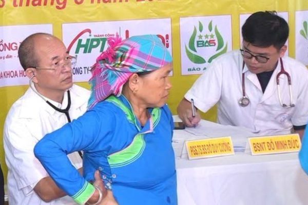 Khám chữa bệnh miễn phí cho người dân Tả Van