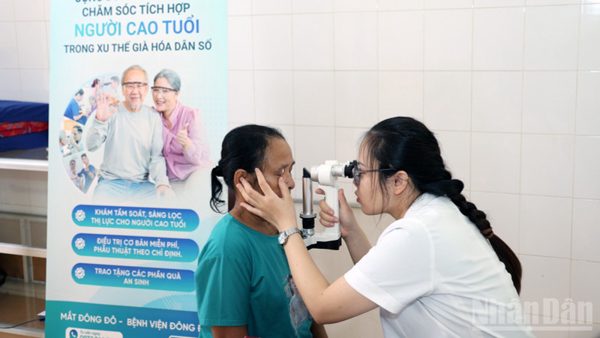 Khám mắt, cấp phát thuốc miễn phí cho người dân quê hương cách mạng Kim Bình