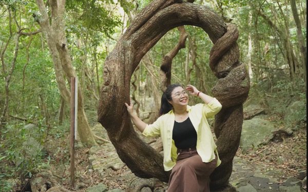 Khám phá khu rừng nguyên sinh ở TP.HCM, chụp hình với dây leo kỳ quái