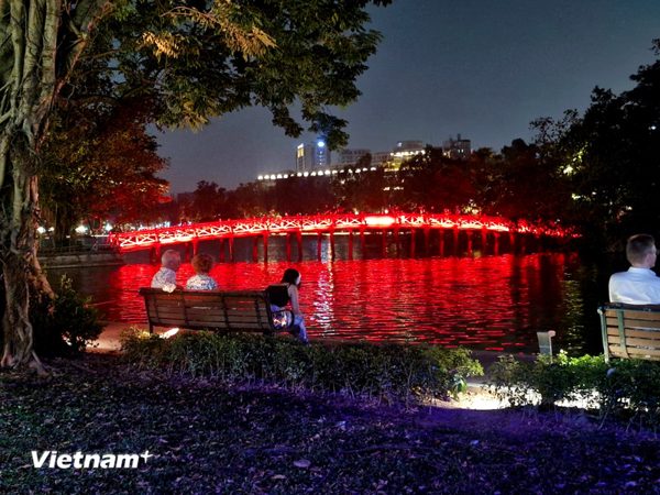 Khám phá nhịp sống về đêm quanh hồ Hoàn Kiếm