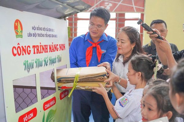 Khám sức khỏe, trao quà cho thiếu nhi Hà Tĩnh