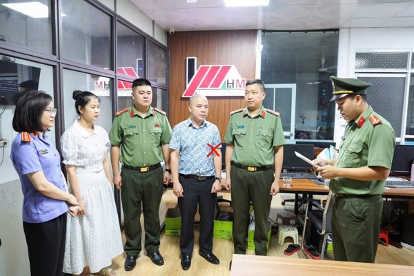 Khám xét khẩn cấp nơi làm việc của hai giám đốc vụ làm giả hồ sơ mua nhà ở xã hội