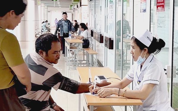 Khám xuyên trưa để phục vụ bệnh nhân ở Đắk Lắk
