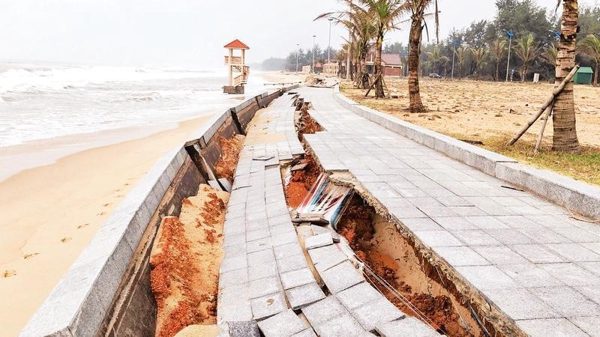 Khẩn cấp ứng phó sạt lở bờ biển ở Quảng Trị