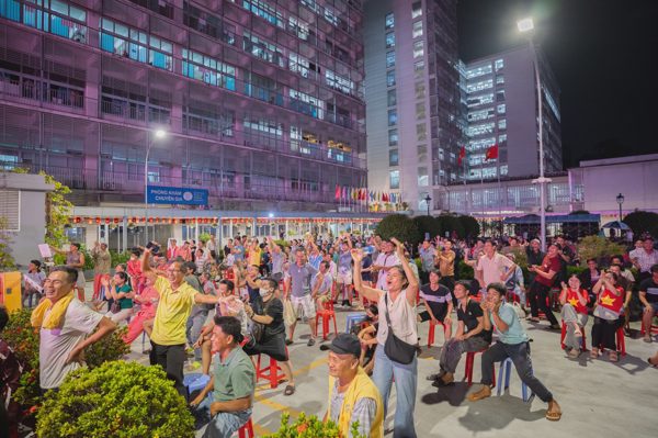 Khán đài đặc biệt ở Bệnh viện Chợ Rẫy vỡ òa khi tuyển Việt Nam vô địch