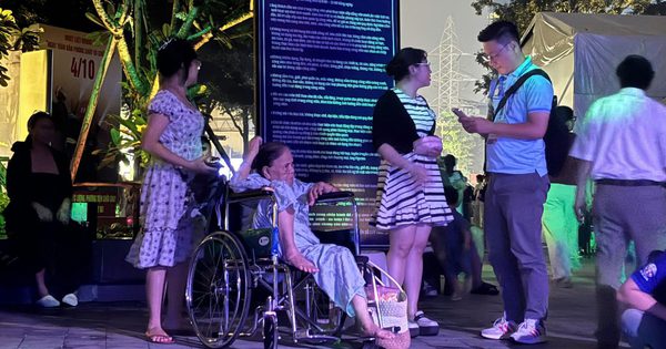 Khán giả ngồi xe lăn đến xem 'Nghĩa tình Phương Nam - Cùng con đi tiếp cuộc đời'