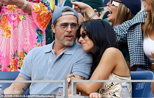 Khán giả vây kín Brad Pitt và bạn gái kém 29 tuổi