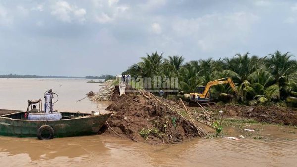 Khẩn trương khắc phục sạt lở đê bao tại Vĩnh Long
