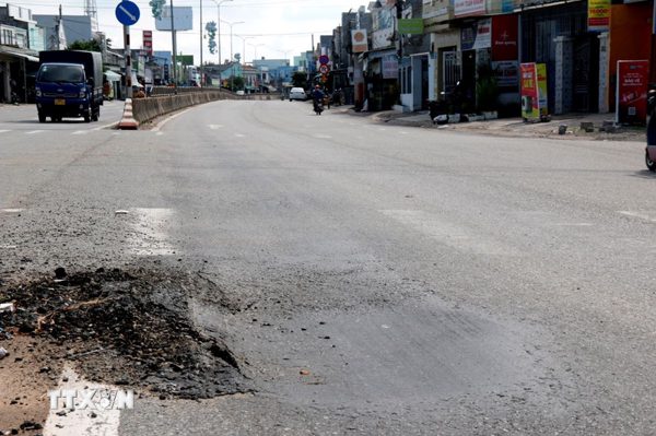 Khẩn trương sửa chữa hư hỏng trên mặt đường Quốc lộ 1A qua địa bàn Lâm Đồng