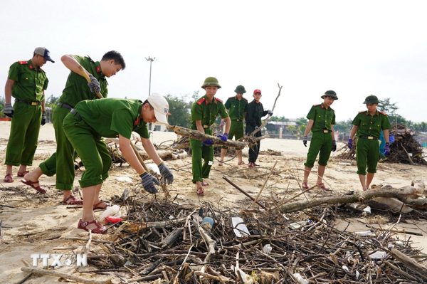 Khẩn trương thu dọn, làm sạch bãi biển Nhật Lệ sau mưa lũ