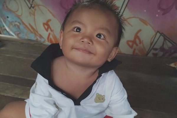 Khẩn trương tìm bé gái 11 tháng tuổi mất tích sau khi 2 người lạ tiếp cận
