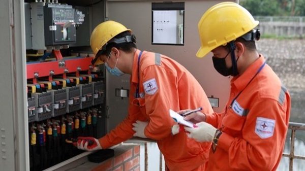 Khẩn trương xem xét phương án giảm thuế tiêu thụ đặc biệt với xăng về 0% và giảm giá điện