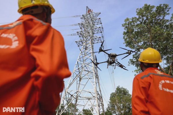 Khẩn trương xem xét phương án giảm thuế tiêu thụ đặc biệt với xăng về 0% và giảm giá điện