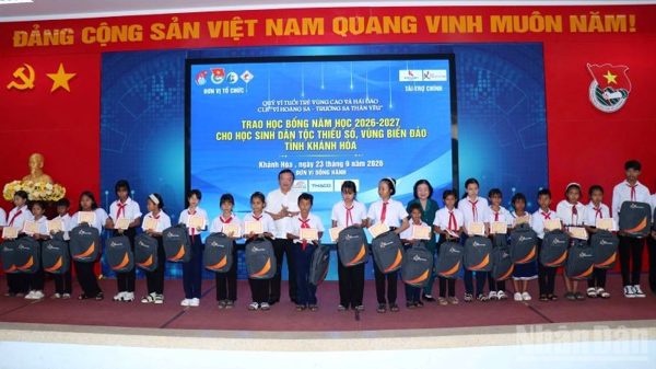Khánh Hòa: Trao học bổng cho học sinh dân tộc thiểu số và vùng biển đảo