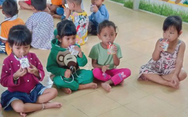Khánh Hòa: Trẻ em mầm non dân tộc thiểu số, vùng đặc biệt khó khăn sẽ được uống sữa miễn phí 5 lần/tuần