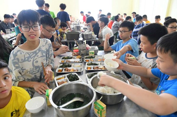 Khay cơm học đường trên bàn cân trách nhiệm