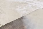 Khe nước bỗng hóa 'dòng sữa lạ', nồng nặc mùi hôi sau mỗi trận mưa