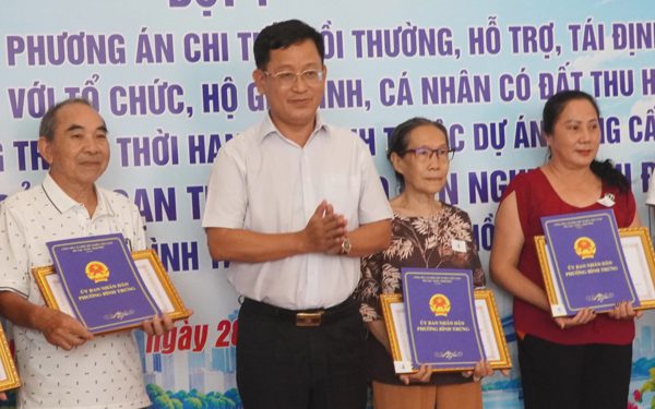 Khen thưởng 17 hộ dân, công ty giao mặt bằng sớm đường Lương Định Của
