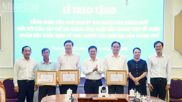 Khen thưởng các địa phương dẫn đầu khám sức khỏe người dân tại Thành phố Hồ Chí Minh