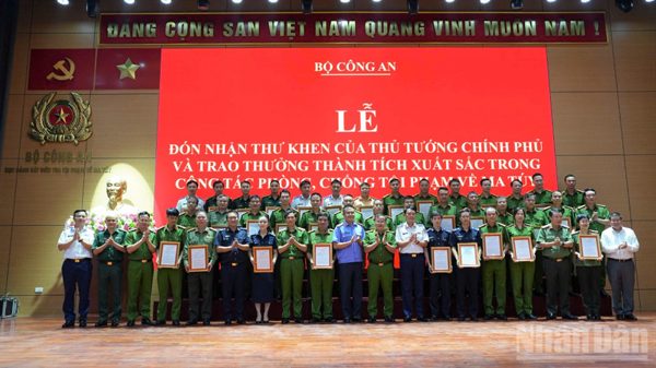 Khen thưởng các tập thể và cá nhân có thành tích xuất sắc trong công tác phòng, chống tội phạm về ma túy