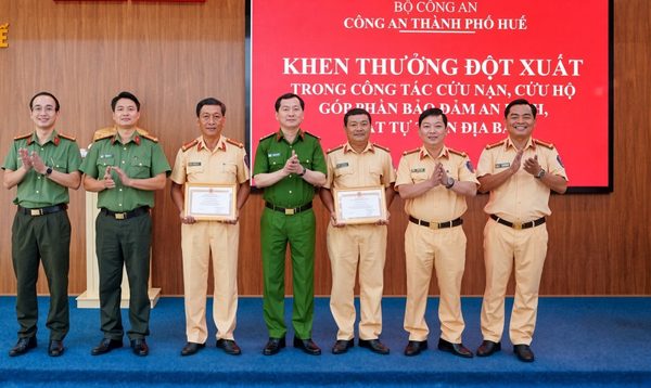 Khen thưởng hai CSGT hỗ trợ cấp cứu người đột quỵ