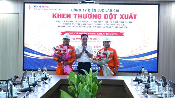 Khen thưởng hai nhân viên Công ty Điện lực Lào Cai giúp người dân gặp nạn
