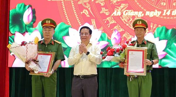 Khen thưởng lực lượng bắt đường dây buôn hơn 17.000 bao thuốc lá lậu