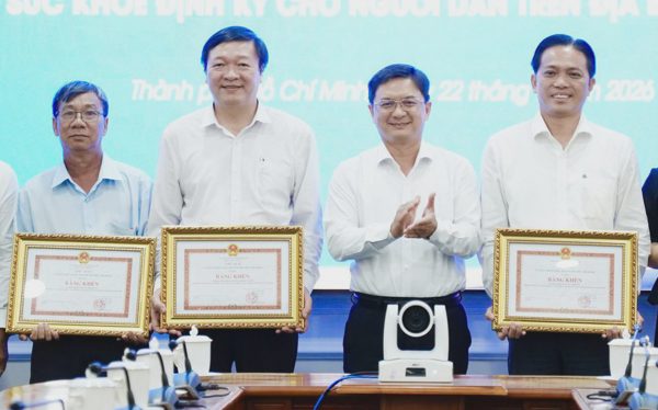 Khen thưởng xã Thạnh An, phường Phước Thắng, xã Vĩnh Lộc thực hiện xuất sắc khám sức khỏe toàn dân