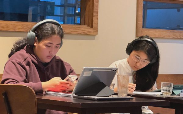 Khi bạn trẻ chê thư viện, chọn quán cà phê dùi mài kinh sử
