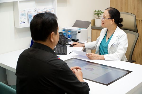 Khi biến cố sức khỏe của cha mẹ có thể ảnh hưởng kế hoạch tương lai của con
