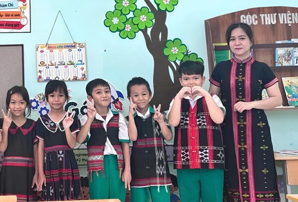 Khi hiệu phó về làm giáo viên: Làm gì cũng phải thành tấm gương