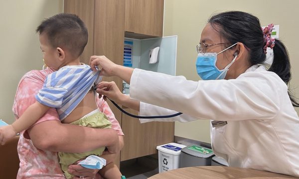 Khi nào trẻ viêm phổi có thể trở lại trường?