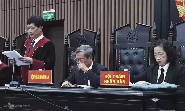 Khi quyết định bản án, hội thẩm hay thẩm phán có quyền cao hơn?